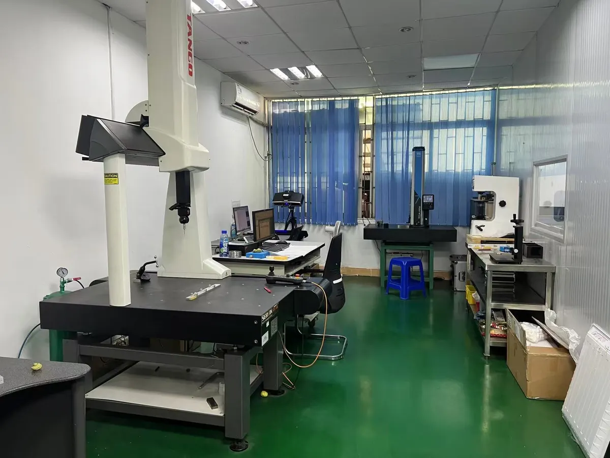 DFocus QC laboratory inspection bench with measurement tools