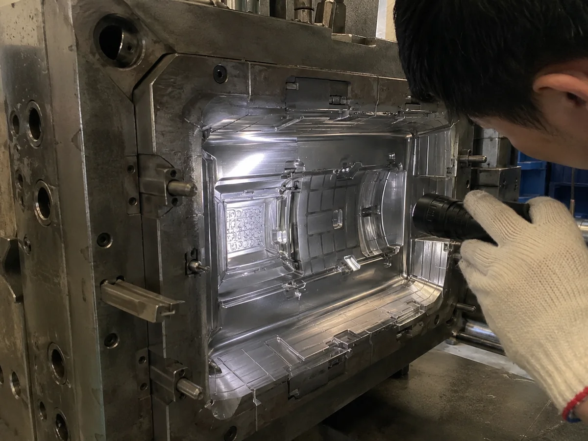 Rapid tooling mold cavity inspection with flashlight